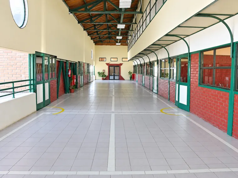 Pasillo interior con salas y ventanales