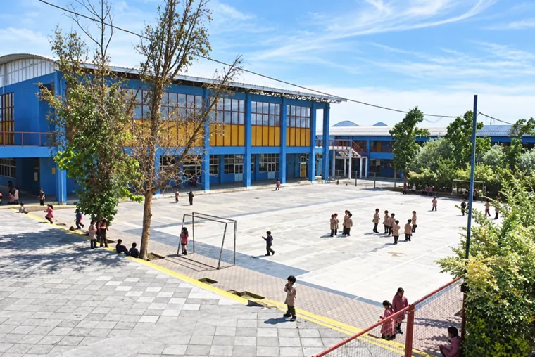 Patio exterior y edificio con ventanales azules