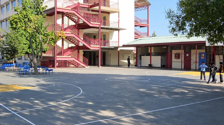 Patio y escaleras exteriores de establecimiento educacional