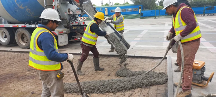 Equipo de obra ejecutando un pavimento de hormigón