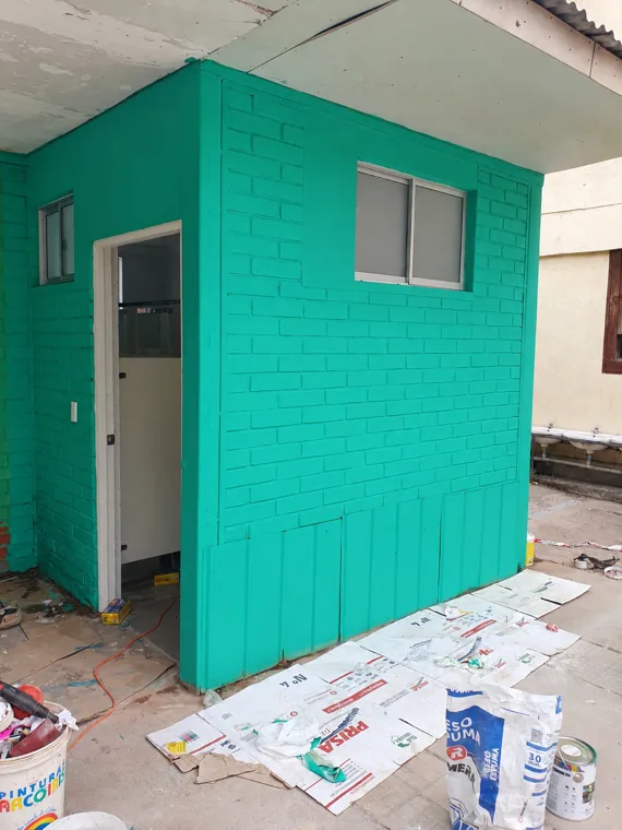 Construcción de división interior de color verde