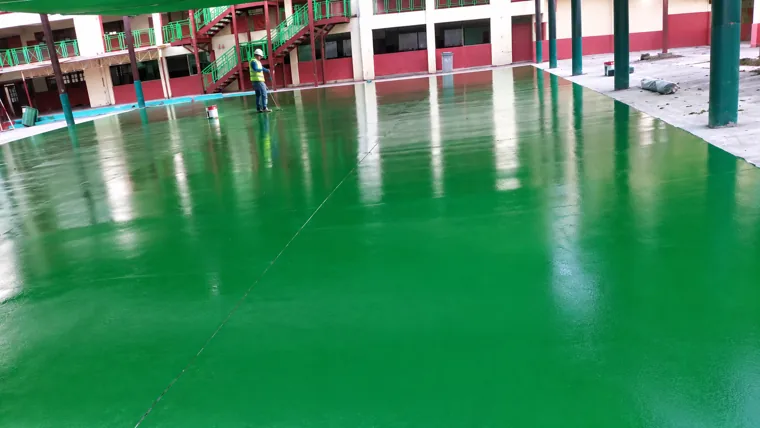 Cancha deportiva verde con demarcación
