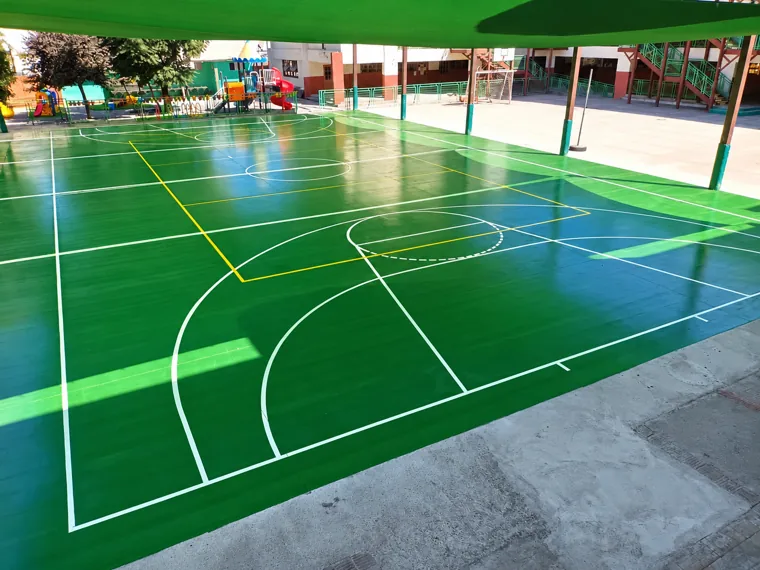 Vista de cancha deportiva y circulaciones
