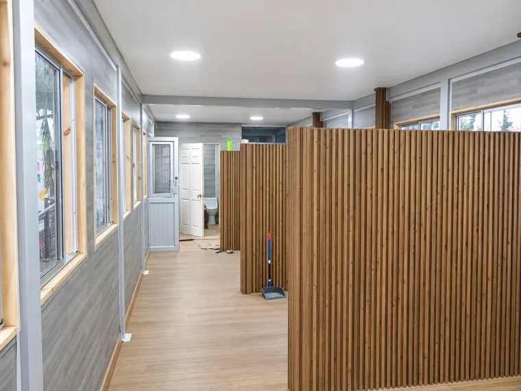 Interior con revestimientos de madera y ventanales