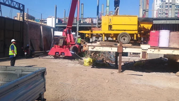 Maquinaria y materiales durante ejecución de obra