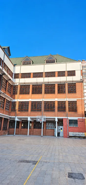 Vista vertical de fachada de establecimiento educacional