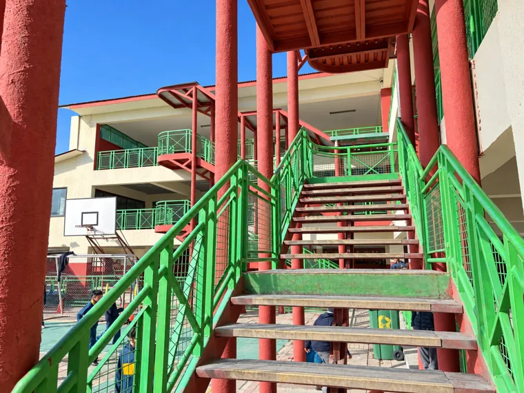 Escalera exterior con barandas verdes