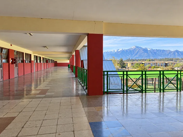 Circulación cubierta con vista hacia el entorno