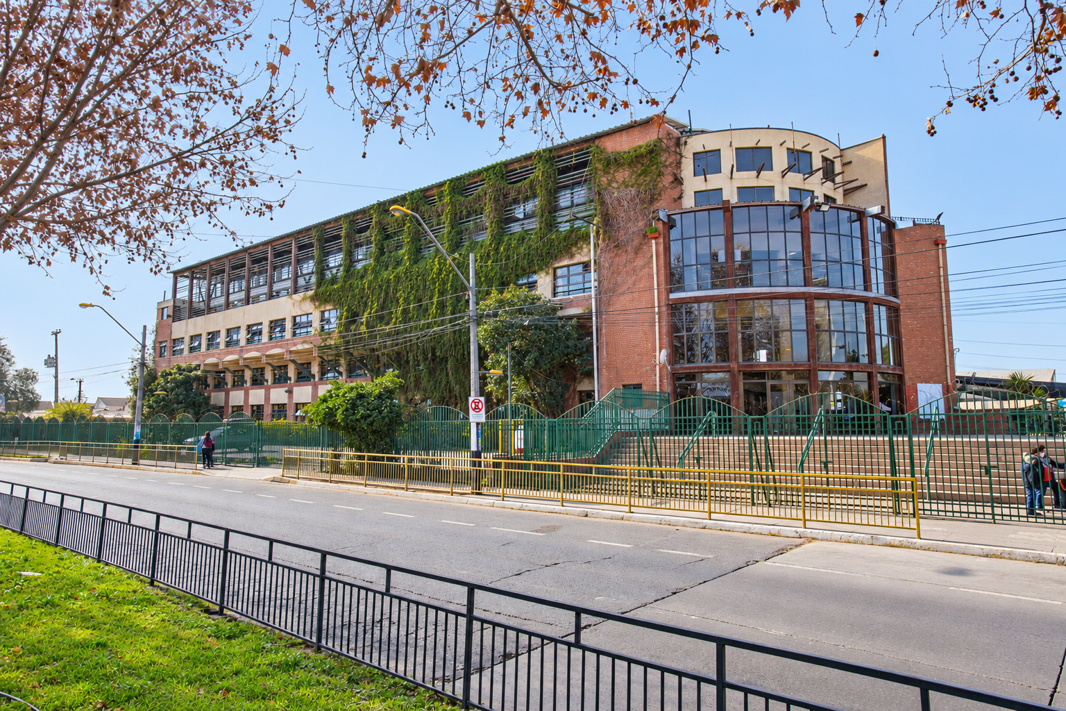Fachada de infraestructura educacional, fotografía de portada proporcionada por COTCON